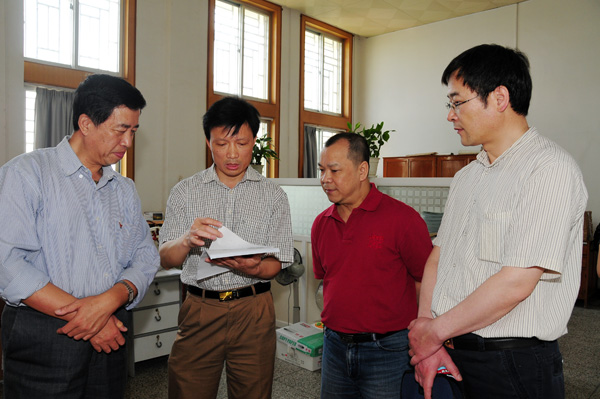 到我校档案馆检查指导工作（右一为蔺海波处长，右二为我校白晓军副校长）