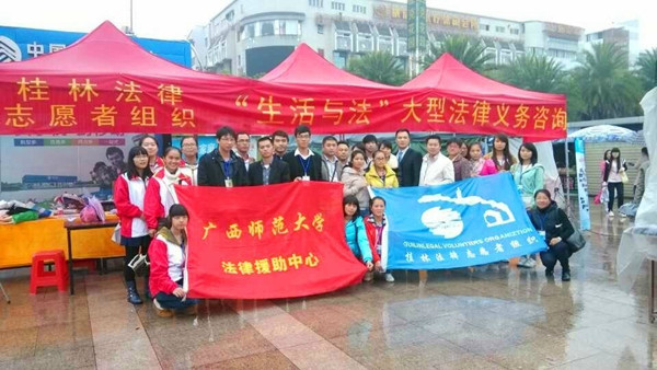 志愿者们在活动现场合影