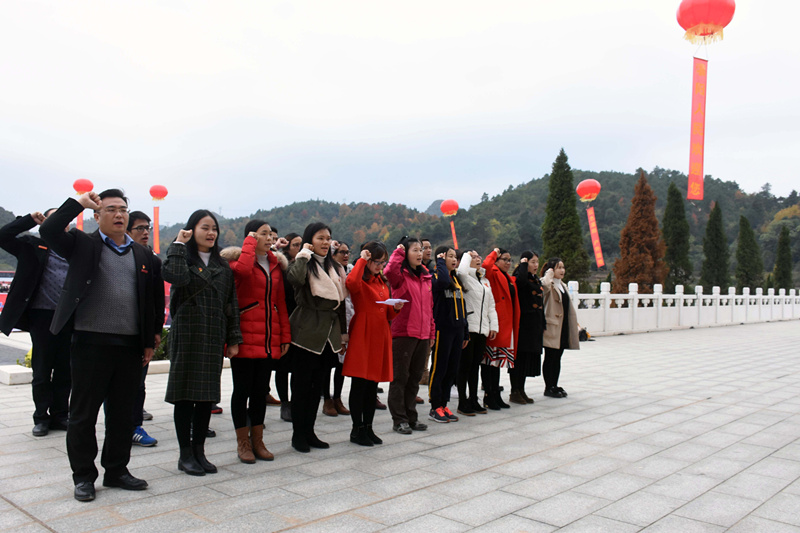 党员们重温入党誓词.JPG