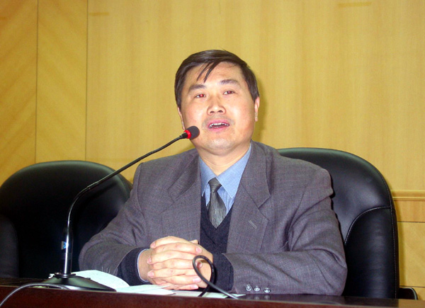 张鹏副书记在会上发言。