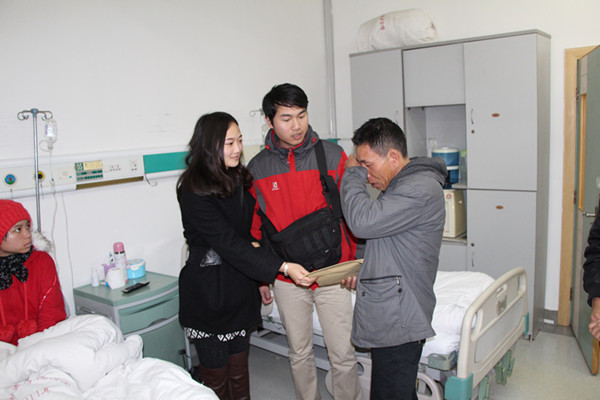 老师代表学院转交爱心捐款，黎亿玲父亲感动落泪