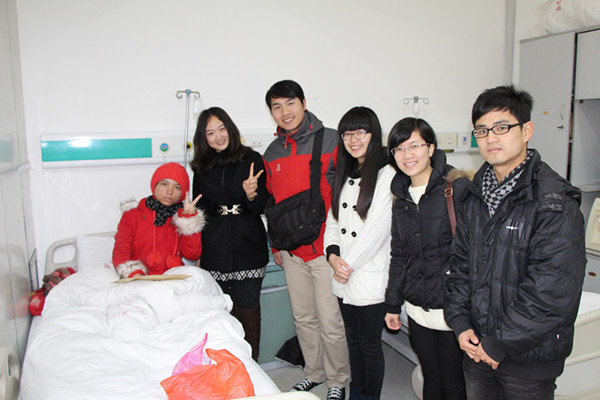 学院师生代表和黎亿玲合影