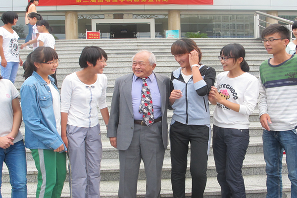 小王哥与受助学生亲切交谈