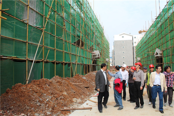 购房户代表在施工现场了解工程建设情况(李华铭摄)