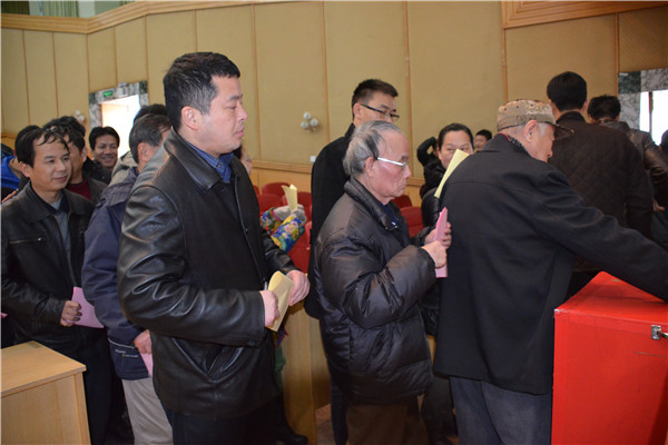 参会人员对校党委领导班子及成员开展教育实践活动情况进行了民主评议