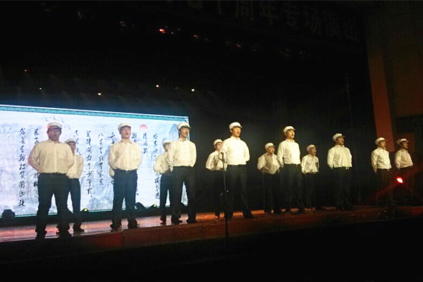 男生在演出