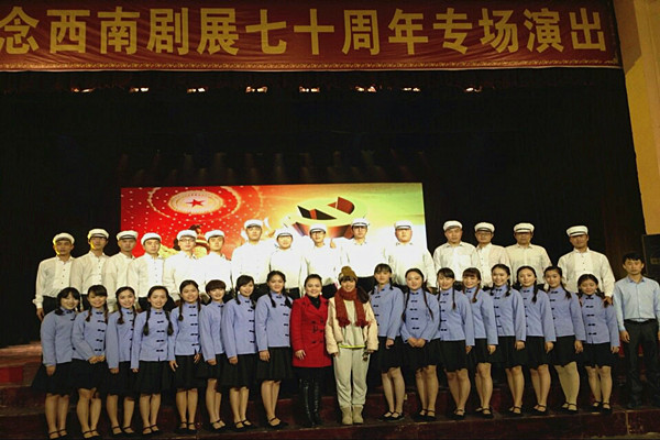 音乐学院演员与指导老师合影