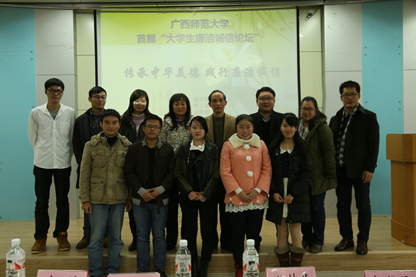 合影留念(大学生通讯社 奉偲茗/摄)