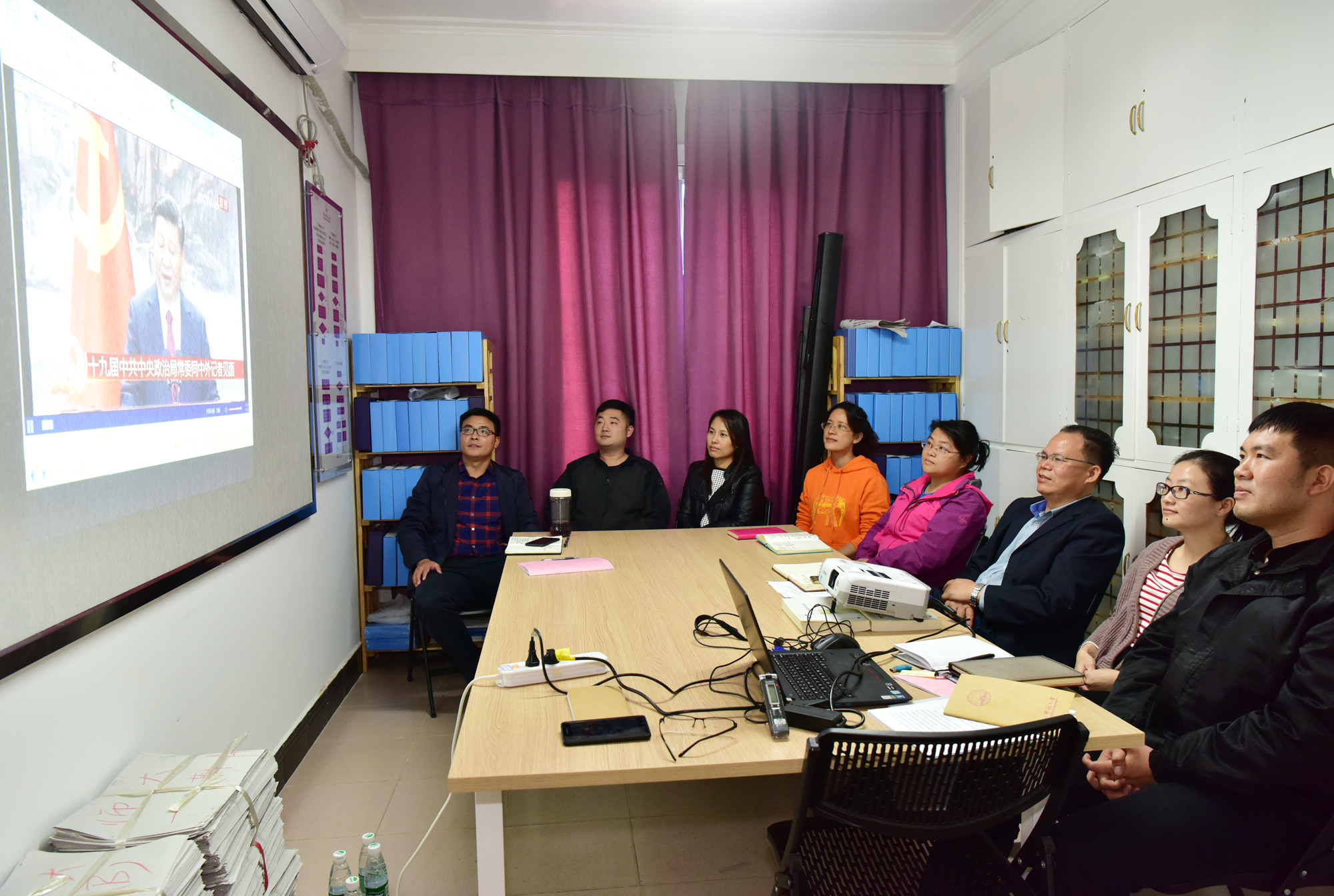 收看中央政治局常委记者见面会9 .jpg