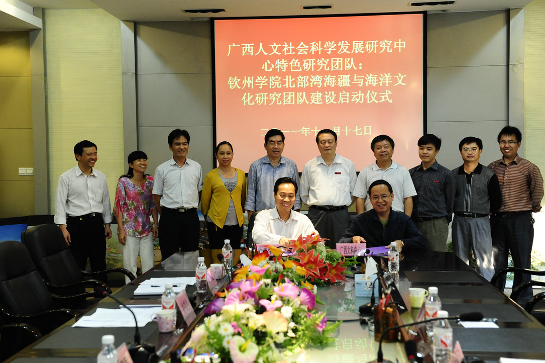 签约现场（右五为银建军书记，右四为徐书业副院长）
