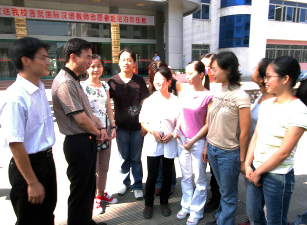 梁宏校长看望慰问了即将赴尼泊尔任教的志愿者。