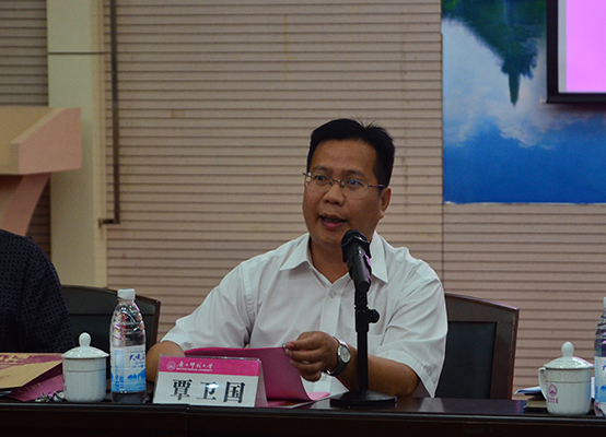 副校长覃卫国主持论坛(宣传部 王董 摄)