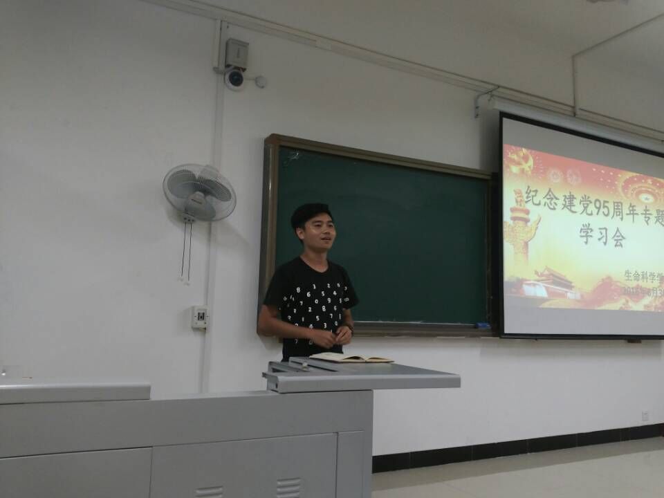 学生优秀党员代表发言.jpg