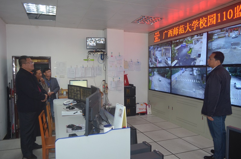 邓军书记查看校园110监控指挥中心.JPG