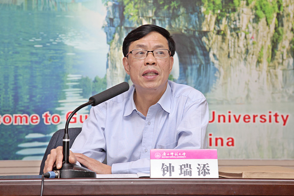 学报编委会副主任、副校长钟瑞添主持哲社版编委会分组讨论