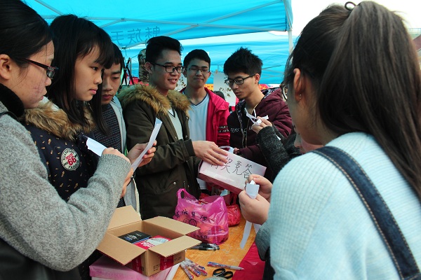 同学们在进行有关雷锋问题的有奖竞答（大学生通讯社罗丽婷摄）.JPG