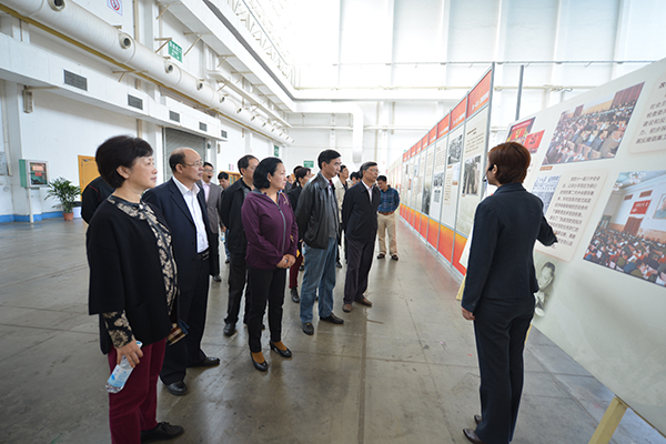 校领导在认真聆听讲解人员讲解