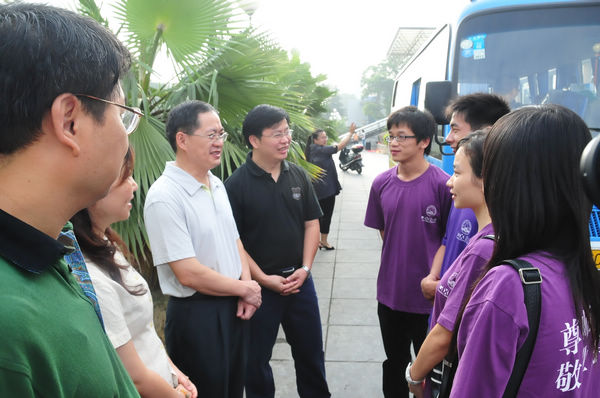 出发前师生们亲切交谈