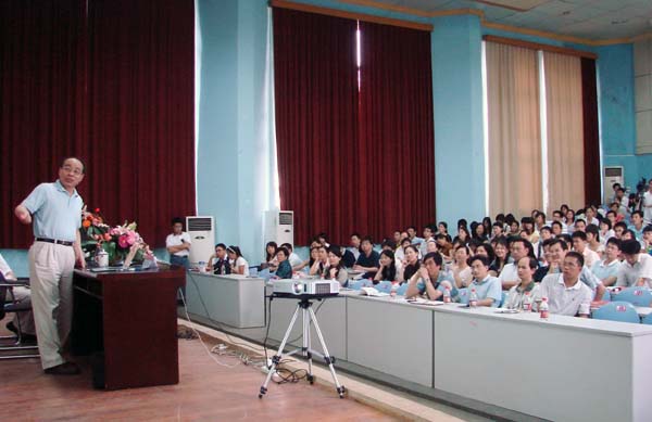 张泽院士在做报告。