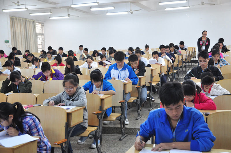 参赛选手在进行实验技能考试