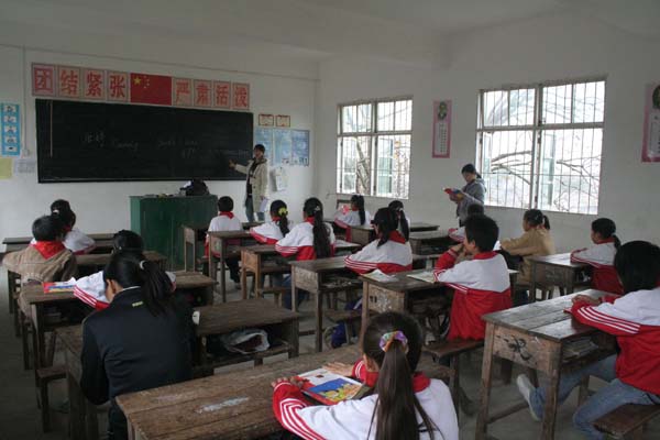 我校学生在给孩子们上课