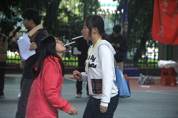 戒指传情比赛(职业技术师范学院记者团 韦振辉 摄)