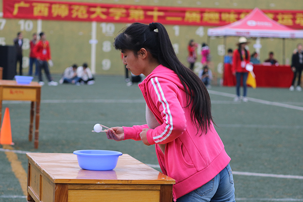 夹乒乓球比赛 (大学生通讯社 梁婧 摄)