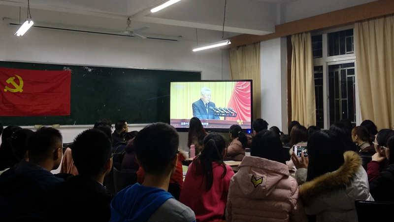 与会人员认真观看专题片《榜样3》.jpg