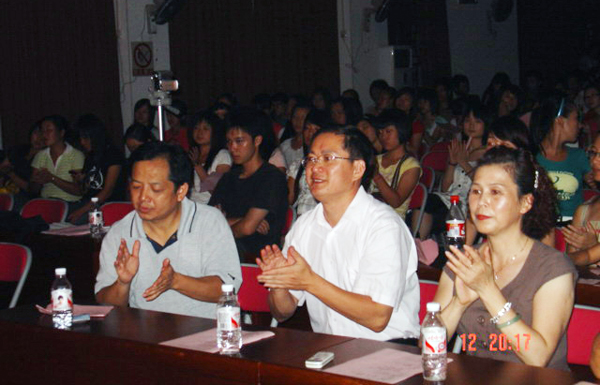 校党委唐仁郭副书记（前排中）在观看汇                    </div></div>
                                <!--新闻内容结束-->

                                <div class=