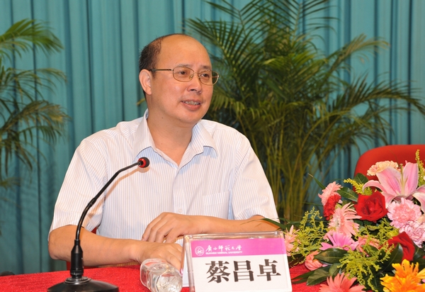 蔡昌卓副校长介绍我校办学特色、师资力量、学科设置等方面的情况