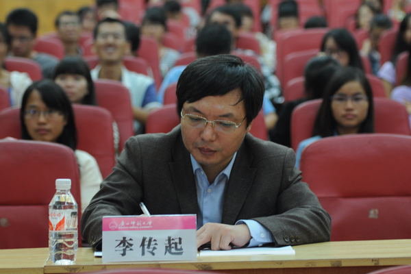 李传起副校长认真做记录(大学生通讯社 谢小龙 蒋芳芳)