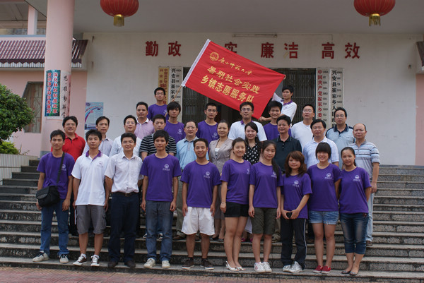 唐副书记一行与在当地挂职锻炼的我校挂职队队员和兴安县崔家乡领导合影