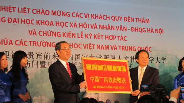 马飚主席向越方赠送书籍