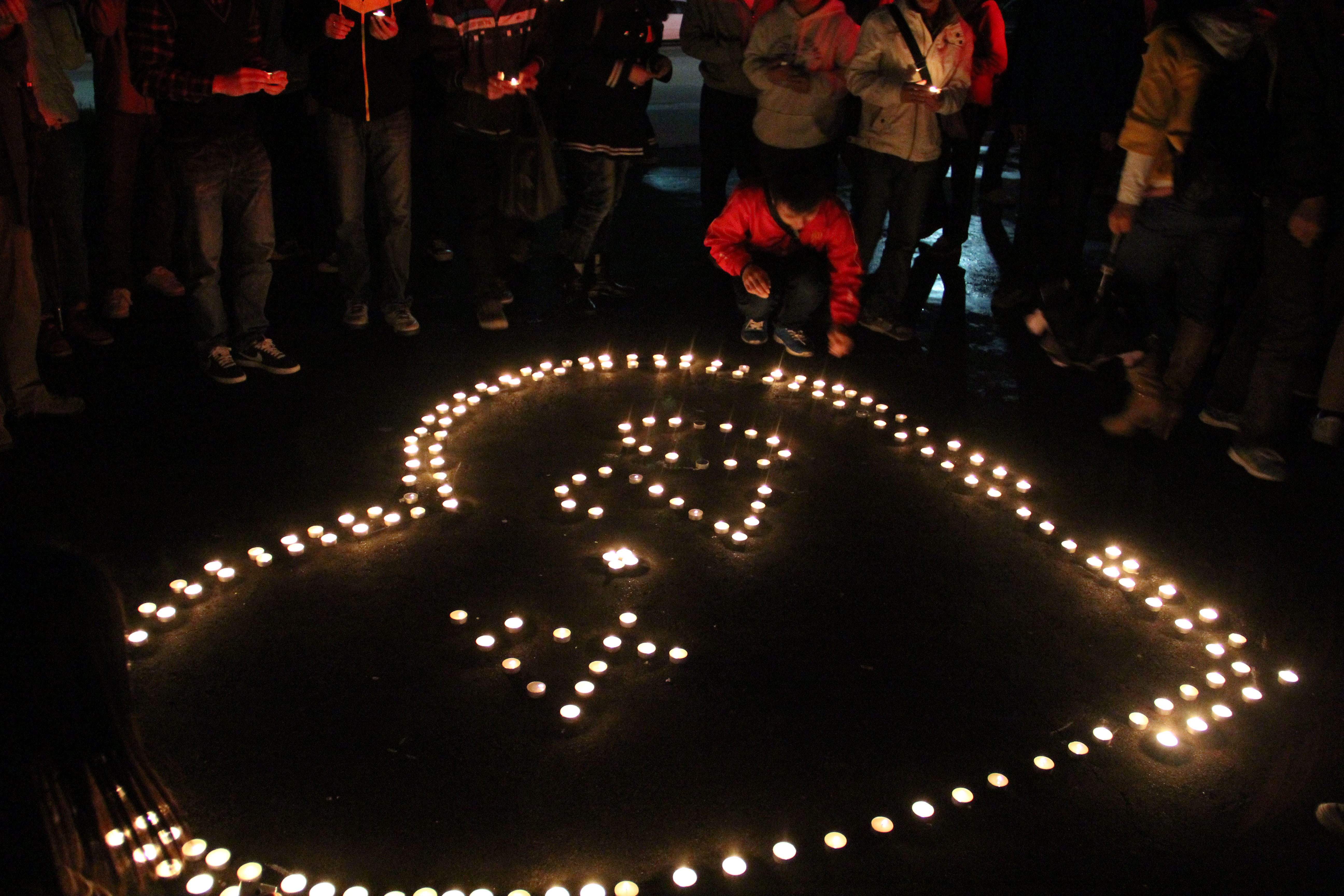 摆上蜡烛,送去对灾区同胞的祈愿