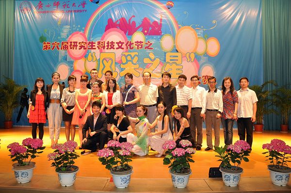 评委老师、嘉宾与选手合影留念