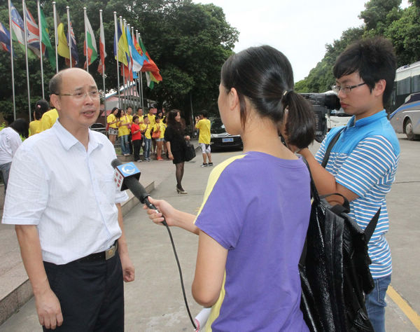 蔡昌卓副校长就本期夏令营和我校对外交流合作情况接受桂林电视台记者采访