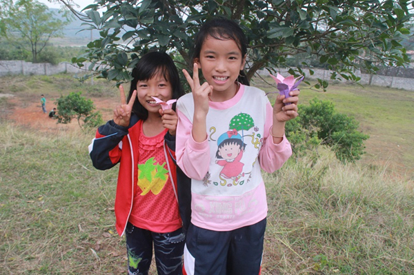 参加折纸课程的同学开心的展示自己的作品