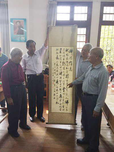 校友们向曾                    </div></div>
                                <!--新闻内容结束-->

                                <div class=
