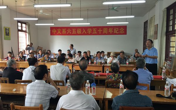 校友代表彭匈在座谈会上发言