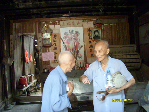 “八桂名师”获得者之一 钟文典教授（图右）在大圩雄村                    </div></div>
                                <!--新闻内容结束-->

                                <div class=