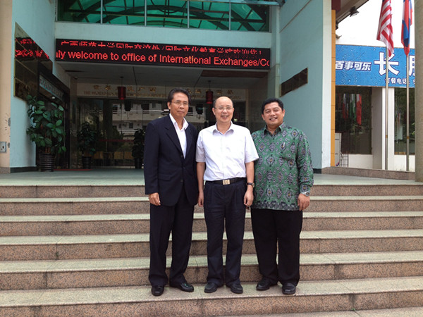 副校长蔡昌卓、总领事亚礼特先生(左)和行政领事布齐先生(右)合影