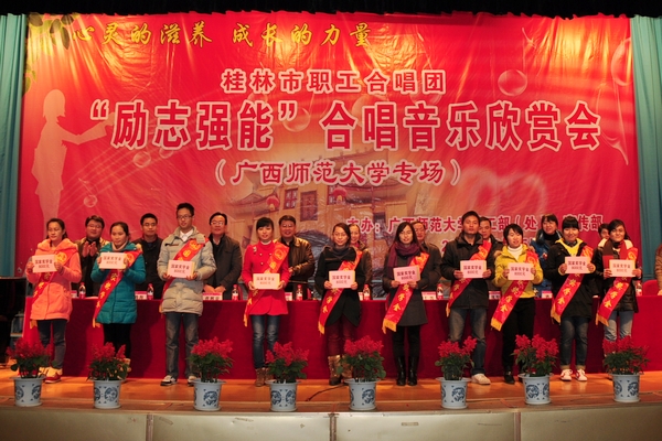 获得国家奖学金的学生代表合影