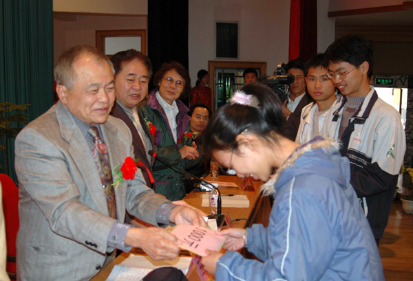 2004年12月7日 王冠川先生在“2003—2004学年度王冠川助学金发放仪式“上向受助学生发放助学                    </div></div>
                                <!--新闻内容结束-->

                                <div class=