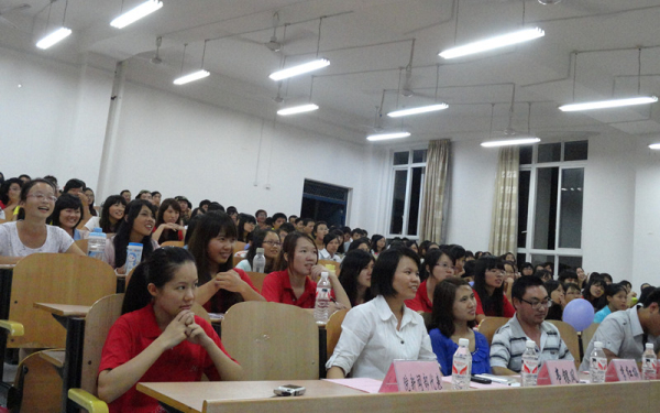同学们积极参与活动