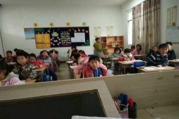 宣讲团成员在为同学们讲课.jpg