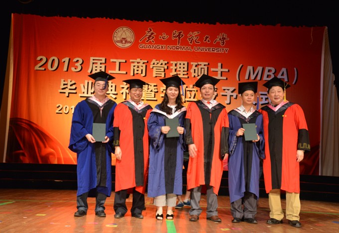 为毕业生颁发学位证书