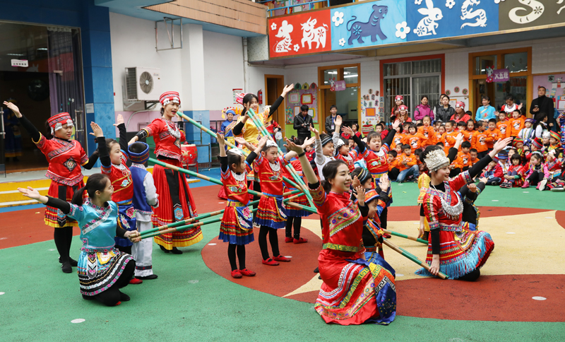 【我们的节日】幼儿园举行"多彩三月三,快乐师幼娃"民族文化展示活动