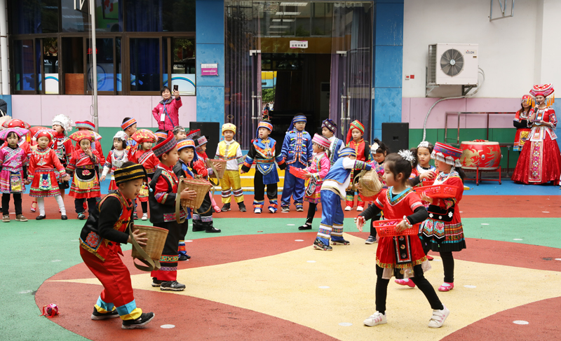 【我们的节日】幼儿园举行"多彩三月三,快乐师幼娃"