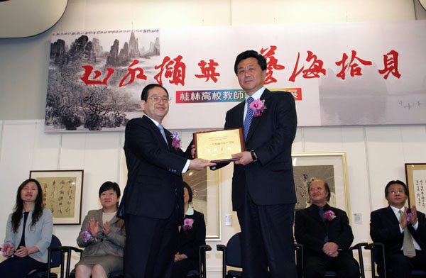 香港国际创价学会李刚寿理事长为中联办李刚副主任发主礼嘉宾纪念牌。