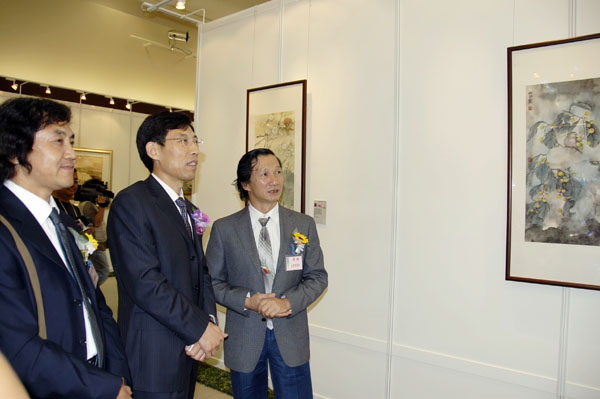 王可大老师（右一）为嘉宾们导赏作品展。